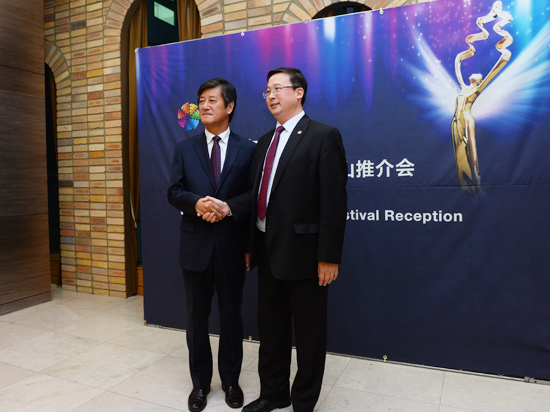 北京国际电影节组委会常务副秘书长赵志勇与釜山国际电影节主席李庸观