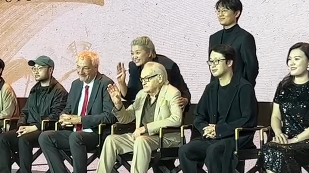 杰兹·斯科利莫夫斯基搬导演...